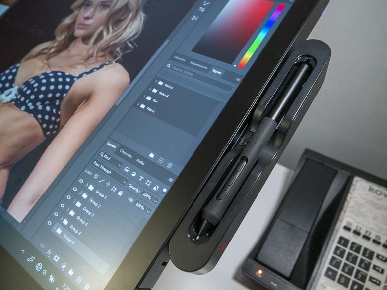 Écran Graphique Wacom Cintiq Pro 27 Pouces 4K - Stylet Pro Pen 3, Couleurs Pantone Validated, 99% Adobe RGB, Multi-Touch Pour Professionnels Créatifs