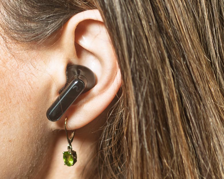 Viaim Recdot in Brana Dane's ear