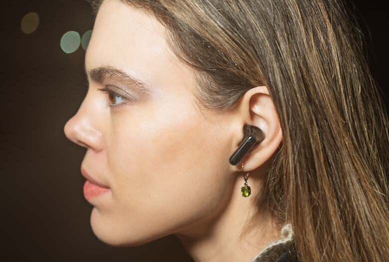 Viaim Recdot in Brana Dane's ear