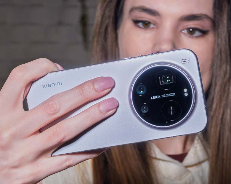 Xiaomi 17 Ultra being held by model Brana Dane