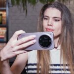 Photo of Brana Dane holding a Xiaomi 17 Ultra.