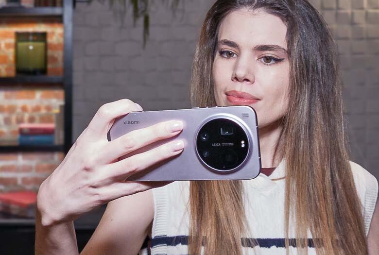 Photo of Brana Dane holding a Xiaomi 17 Ultra.