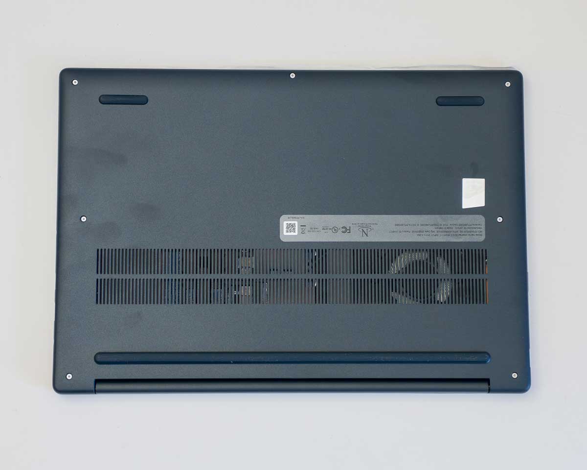 Lenovo IdeaPad Slim 3i bottom
