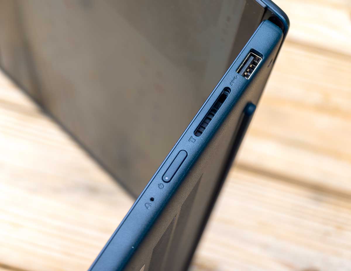 Lenovo IdeaPad Slim 3i right side