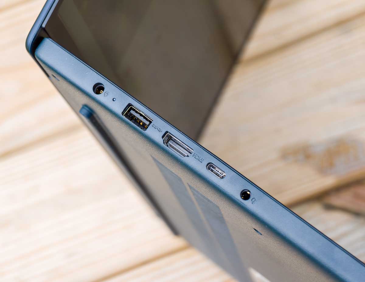 Lenovo IdeaPad Slim 3i left side